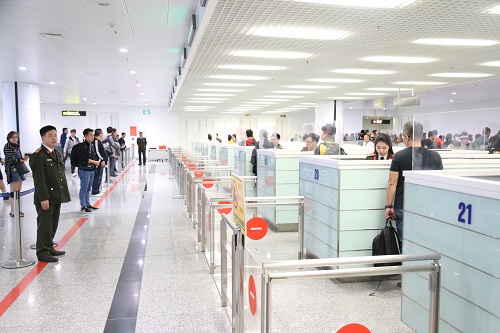 Làm thủ tục xuất - nhập cảnh tại sân bay cần những giấy tờ gì và phải thực hiện các bước như thế nào?