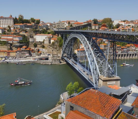 Đặt vé máy bay đi Porto giá rẻ chỉ từ 600 USD, cẩm nang du lịch Porto tự túc, Thời gian bay từ Việt Nam sang Porto bao nhiêu tiếng?