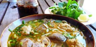 Vé máy bay giá rẻ Đà Nẵng đi Huế, Ẩm thực Huế – Đậm đà bún bò Huế