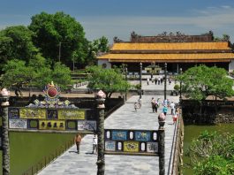 Vé máy bay Sài Gòn đi Huế giá rẻ, nên đi du lịch Huế vào thời điểm nào?